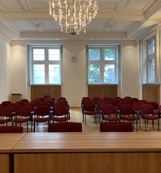 Blick vom Richtertisch in einen Gerichtssaal